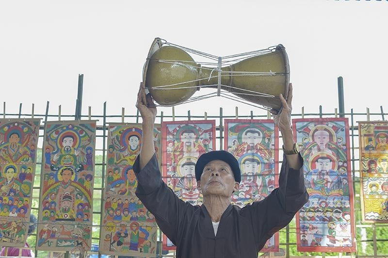 Người Cao Lan ở thôn Động Sơn, xã Chân Sơn, huyện Yên Sơn, tỉnh Tuyên Quang với chiếc trống sành.