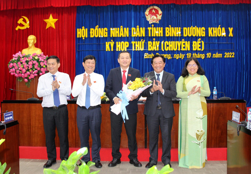 Lãnh đạo tỉnh Bình Dương tặng hoa đồng chí Phạm Văn Chánh, Chủ tịch Hội đồng nhân dân tỉnh Bình Dương. 