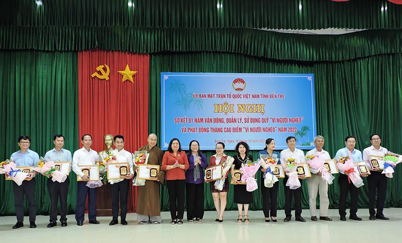 Tặng bằng khen cho các tập thể, cá nhân tích cực vận động đóng góp vật chất xây dựng Quỹ “Vì người nghèo”.