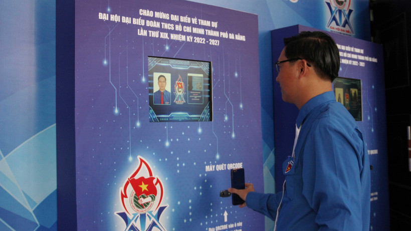 Đại biểu điểm danh qua phần mềm. 