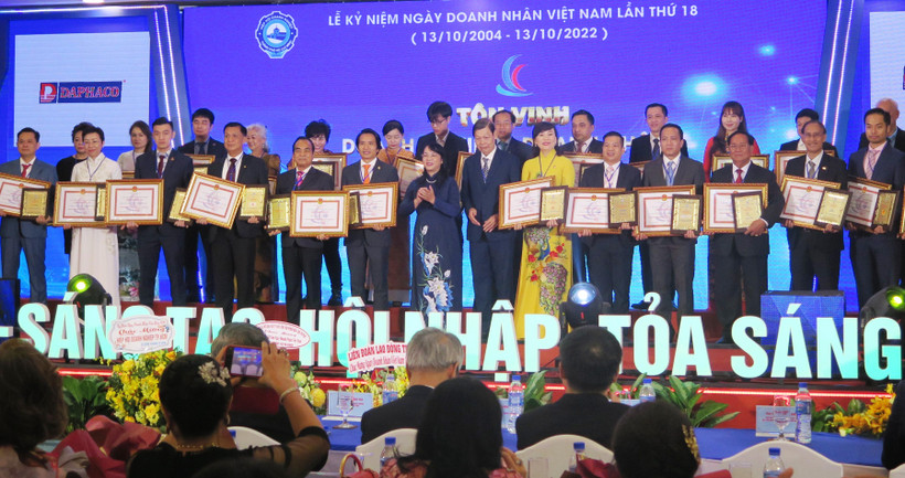 Các doanh nghiệp nhận chứng nhận doanh nghiệp tiêu biểu năm 2022.