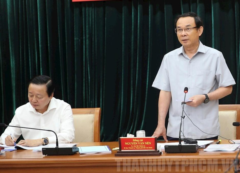 Đồng chí Nguyễn Văn Nên (bên phải ảnh) và đồng chí Trần Hồng Hà tại buổi làm việc. 