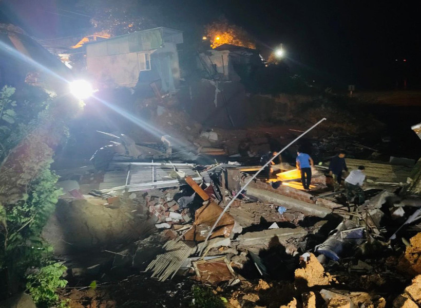 Ngôi nhà của ông V.L sụp đổ hoàn toàn xuống bờ nam sông Thạch Hãn.