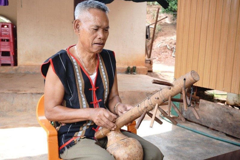 Già A Phênh với cây đàn ting ning.