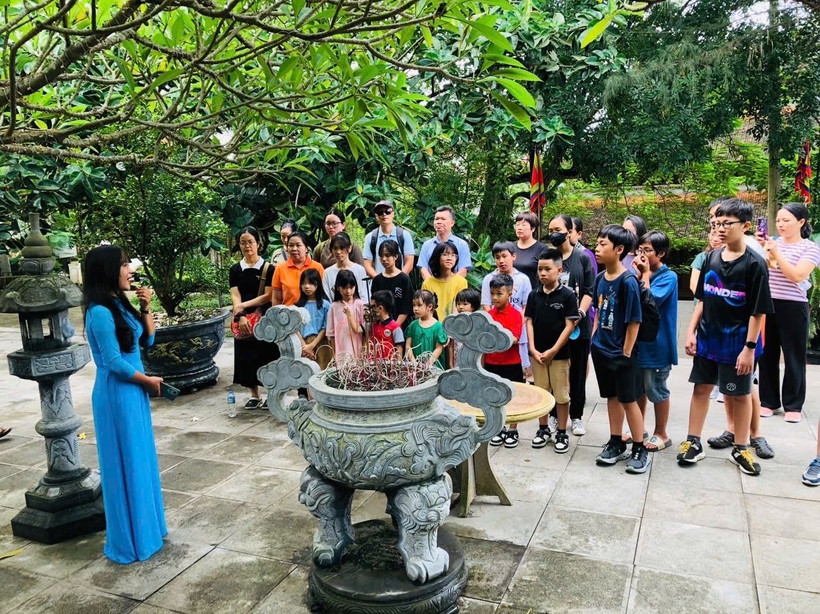 Chuyến đi về Bắc Giang của các độc giả cùng nhà văn Nguyễn Quốc Vương tìm hiểu về cuốn sách “Mùi của cố hương”.