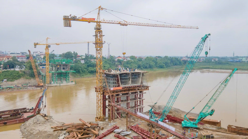 Các nhà thầu thi công cầu Phong Châu hiện đã hoàn thành việc đổ bê-tông khối K0, dự kiến đầu tháng 9 sẽ hợp long và phấn đấu trong tháng 10 tới hoàn thành, đưa công trình vào khai thác.