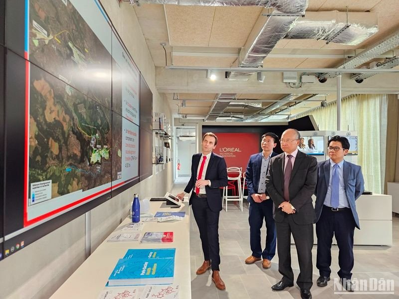 Ông Jeremy Herve, Giám đốc Sáng tạo và Phát triển kinh tế Cơ quan phát triển công Paris-Saclay EPA giới thiệu về mô hình dự án Paris-Saclay. (Ảnh: MINH DUY)