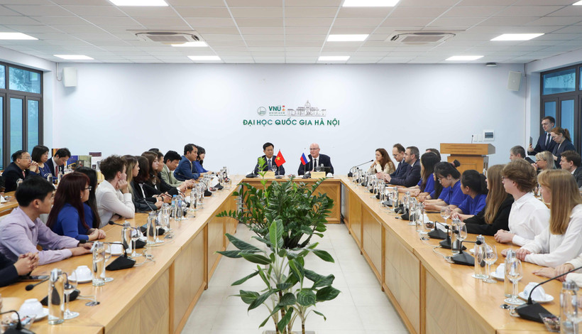 Phó Thủ tướng Liên bang Nga thăm và trao đổi với giảng viên, sinh viên Đại học Quốc gia Hà Nội tại Hòa Lạc.