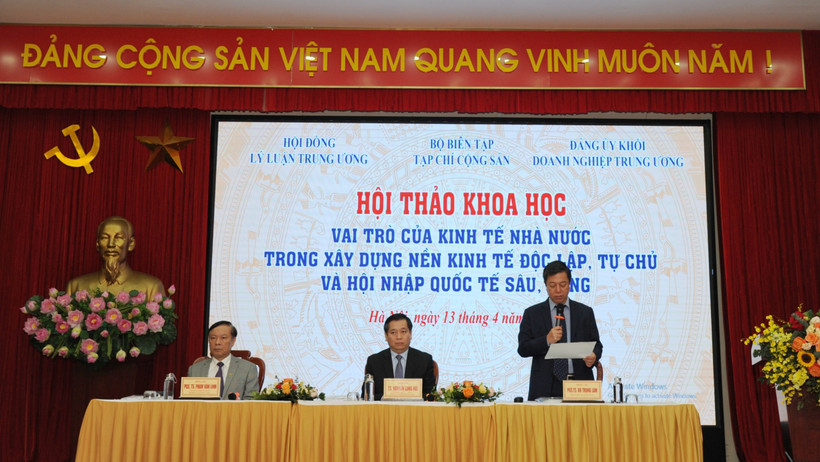 Các đồng chí PGS.TS Phạm Văn Linh, TS Nguyễn Long Hải, PGS.TS Vũ Trọng Lâm (từ trái qua) chủ trì hội thảo. (Ảnh: Thanh Lâm) 
