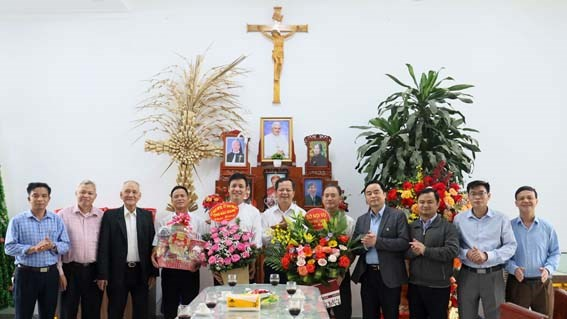Đoàn công tác Ủy ban Mặt trận Tổ quốc, Ủy ban Đoàn kết công giáo, Sở Nội vụ tỉnh Bắc Giang thăm, chúc mừng Lễ phục sinh các chức sắc, chức việc tại Giáo xứ Tiên Lục (Lạng Giang). (Ảnh: ANH NGỌC)