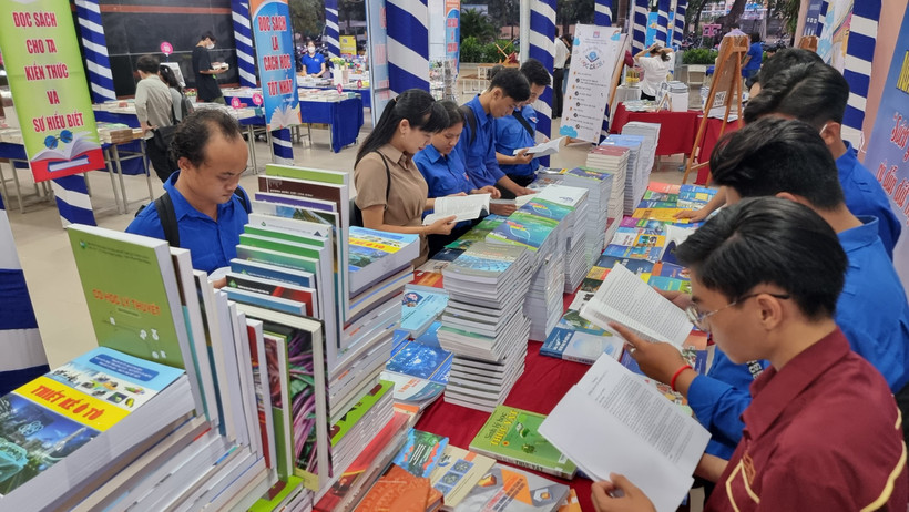 Gian hàng trưng bày sách thu hút đông đảo các bạn trẻ.