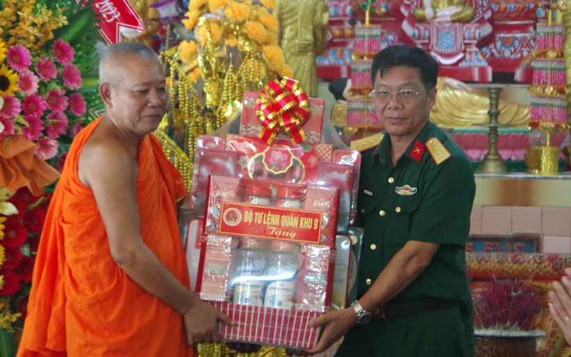 Đại tá Huỳnh Văn Bé Tư tặng quà tại chùa Bốn Mặt, xã Phú Tân, huyện Châu Thành, tỉnh Sóc Trăng.