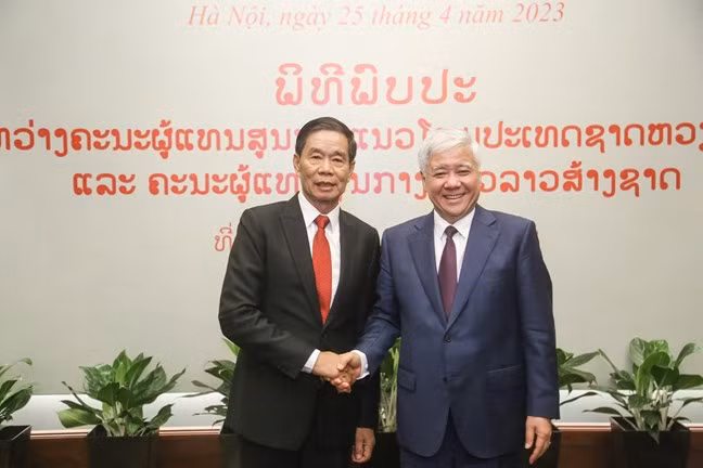 Chủ tịch Ủy ban Trung ương Mặt trận Tổ quốc Việt Nam Đỗ Văn Chiến và Ủy viên Bộ Chính trị Đảng Nhân dân Cách mạng Lào, Chủ tịch Ủy ban Trung ương Mặt trận Lào xây dựng đất nước Sinlavong Khoutphaythoune. (Ảnh: QUANG VINH)