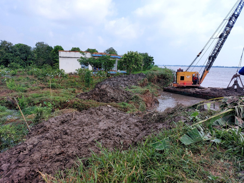 Thực hiện phương châm “4 tại chỗ” huy động phương tiện gia cố tạm thời khu vực sạt lở tại cồn Thanh Long vào chiều 21/4. 