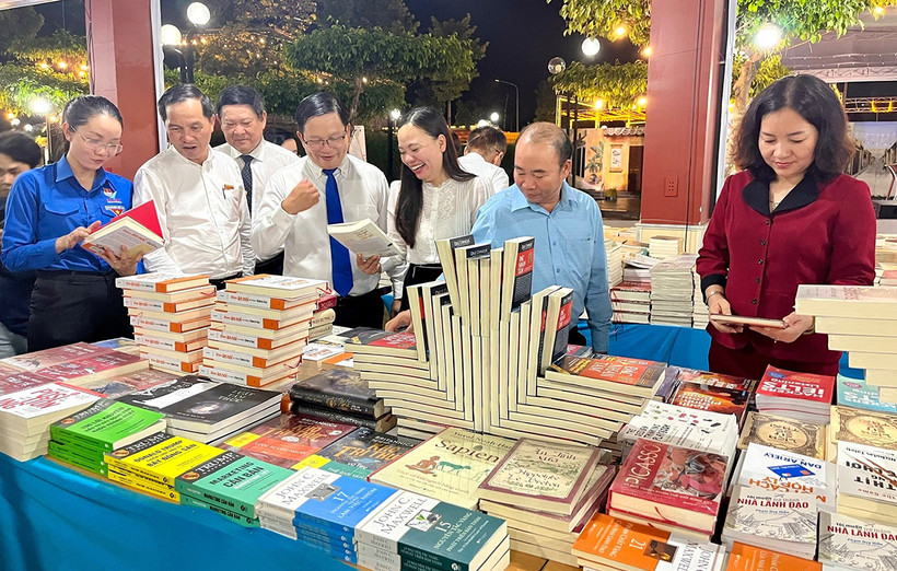 Các đại biểu tham quan các gian hàng trưng bày sách tại lễ khai mạc.