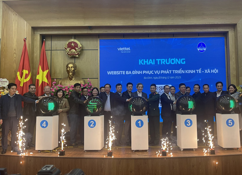 Các đại biểu khai trương cổng thông tin. 