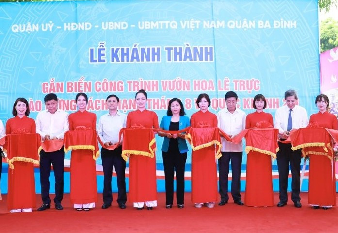 Các đại biểu cắt băng khánh thành vườn hoa Lê Trực.