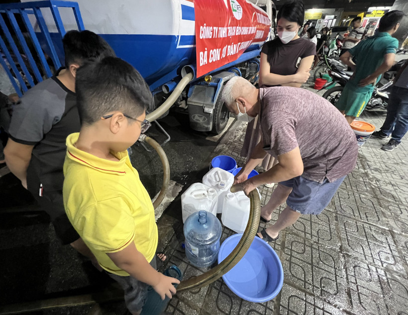 Người dân Khu đô thị Thanh Hà vẫn thiếu nước sinh hoạt.