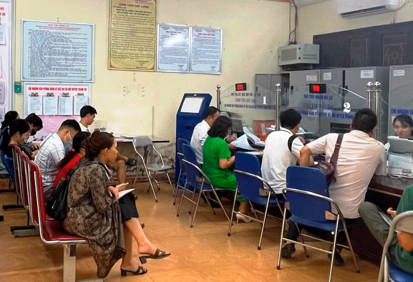 Người dân xếp hàng làm thủ tục hành chính tại huyện Thanh Trì. 