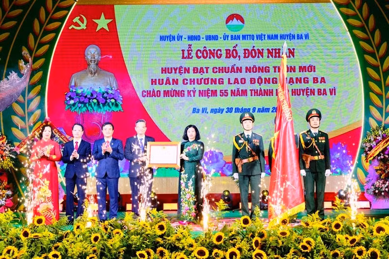 Phó Bí thư Thường trực Thành ủy Hà Nội Nguyễn Thị Tuyến trao Huân chương Lao động hạng Ba cho huyện Ba Vì. 
