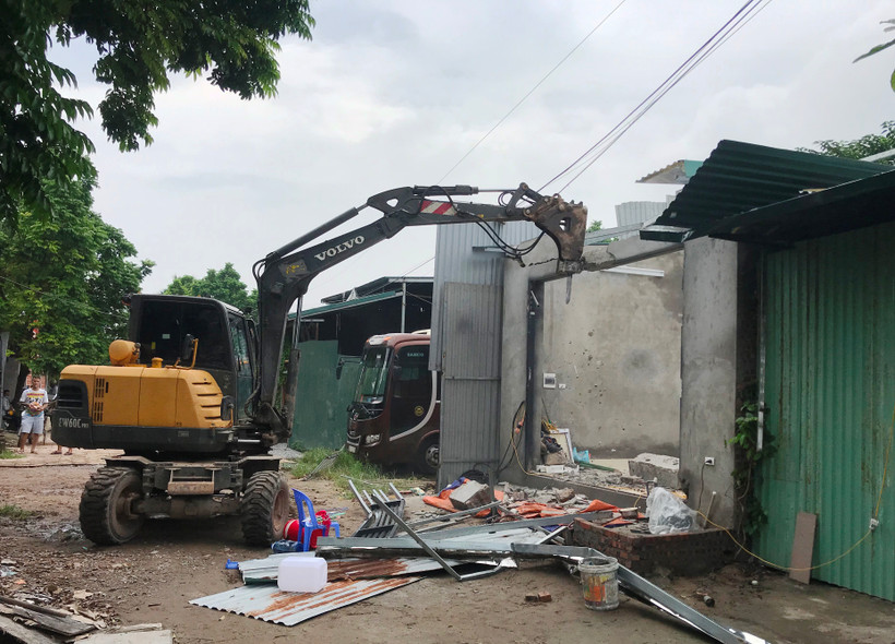 Lực lượng chức năng quận Tây Hồ phá dỡ công trình vi phạm trật tự xây dựng tại phường Tứ Liên. 