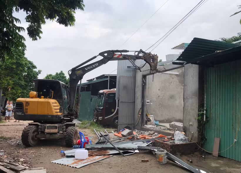 Lực lượng chức năng quận Tây Hồ phá dỡ công trình vi phạm trật tự xây dựng tại phường Tứ Liên. 