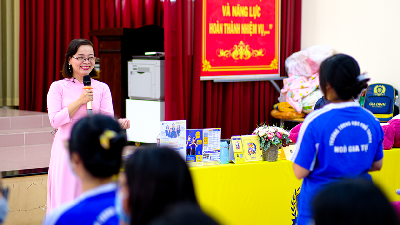 ThS. LS Lưu Phương Nhật Thùy, Giám đốc chương trình ngành Luật chia sẻ với học sinh Trường THPT Ngô Gia Tự.