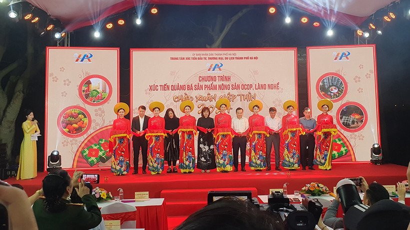 Các đại biểu cắt băng khai mạc Chương trình.