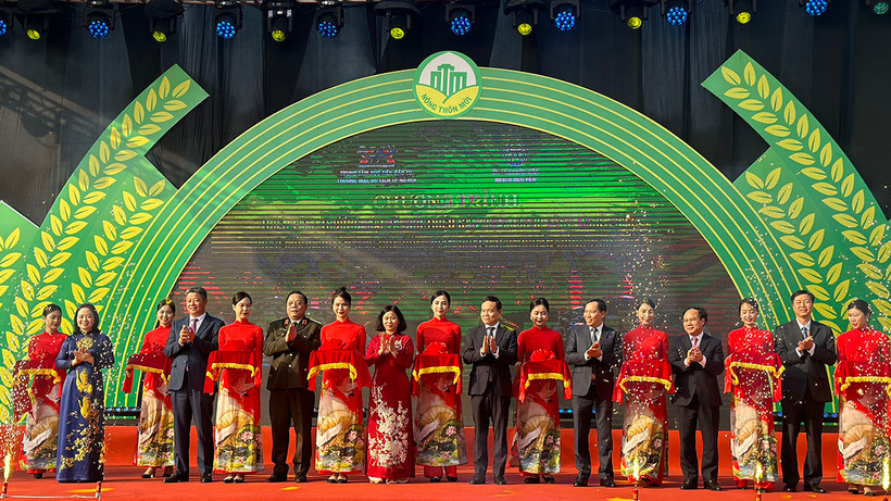 Các đại biểu cắt băng khai mạc Chương trình triển lãm, thương mại và giới thiệu sản phẩm OCOP làng nghề 2023 tại Ứng Hòa, Hà Nội.