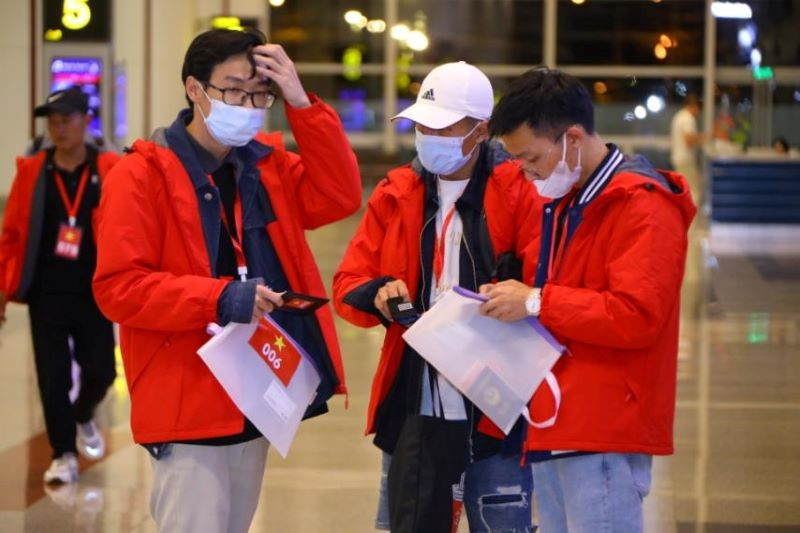 (Ảnh minh họa: Công dân Việt Nam từ Myanmar về đến Sân bay Quốc tế Nội Bài sáng 5/12/2023).