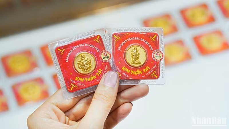 Ngày 5/9, giá vàng trong nước tiếp đà tăng không ngừng, chinh phục đỉnh mới dù giá vàng thế giới hạ nhiệt. (Ảnh: ĐĂNG ANH)