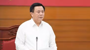 Đồng chí Nguyễn Xuân Thắng, Ủy viên Bộ Chính trị, Chủ tịch Hội đồng Lý luận Trung ương, Giám đốc Học viện Chính trị quốc gia Hồ Chí Minh chỉ đạo buổi làm việc với Tỉnh ủy Lào Cai.