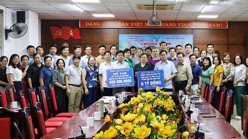 Đoàn công tác Bộ Y Tế tặng quà cho ngành y tế Lào Cai chiều 21/9.