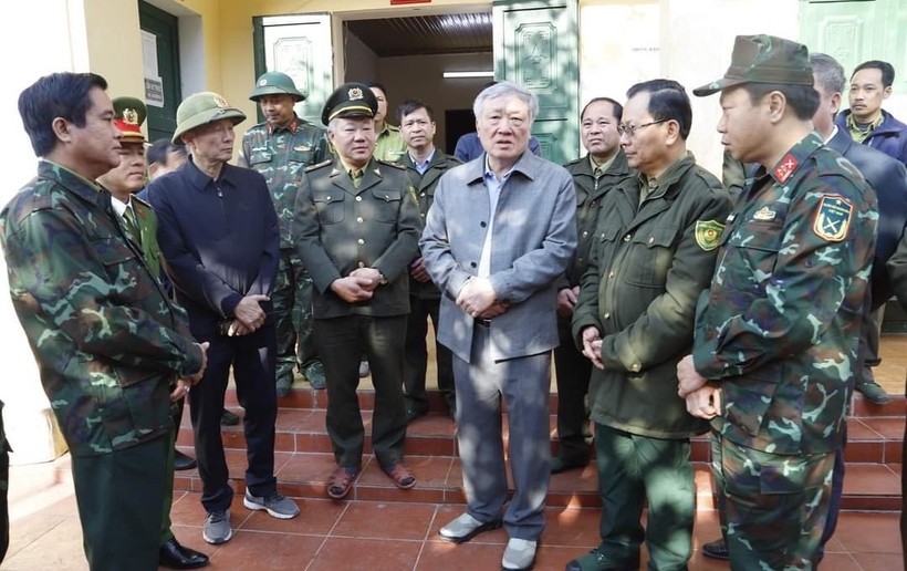 Đồng chí Nguyễn Hòa Bình, Ủy viên Bộ Chính trị, Bí thư Trung ương Đảng, Chánh án Tòa án nhân dân tối cao thăm, động viên, tặng quà các lực lượng chữa cháy rừng tại Vườn Quốc gia Hoàng Liên.