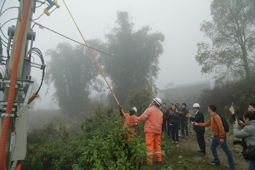 Thời điểm đóng điện cho Bản Giàng.