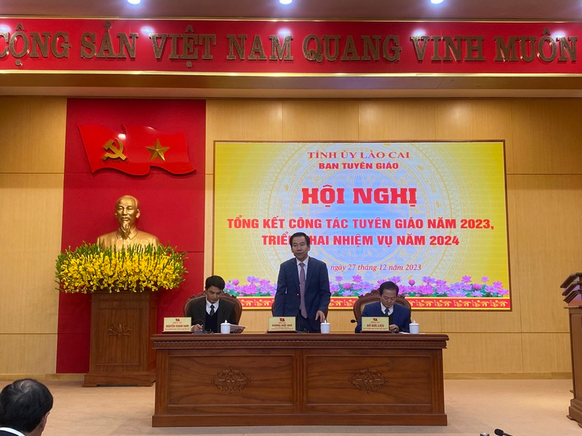 Đồng chí Dương Đức Huy, Trưởng ban Tuyên Giáo Lào Cai phát biểu tại hội nghị.