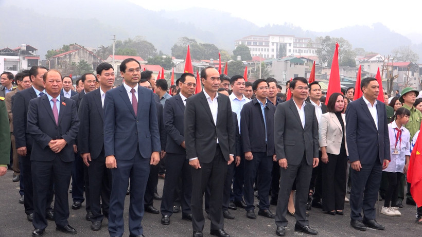Các đồng chí lãnh đạo tỉnh Lào Cai phát động Tết trồng cây tại huyện Bảo Thắng.