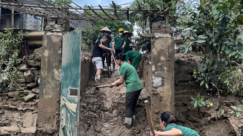 Nhà dân tại huyện Bảo Thắng bị bùn vùi lấp trong đợt hoàn lưu cơn bão số 3.