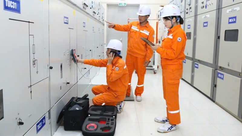 Công nhân Xí nghiệp lưới điện cao thế đang đo phóng điện cục bộ tại TBA 110kV Lào Cai.