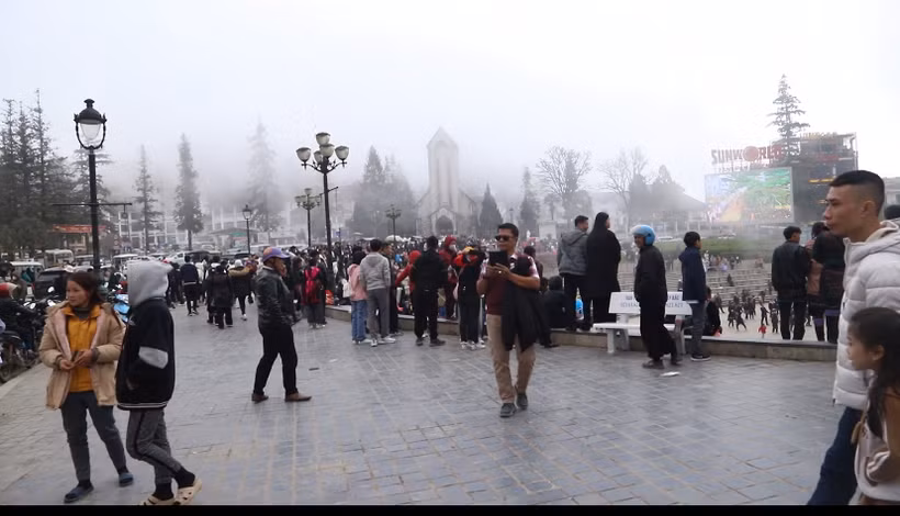 Du khách tại trung tâm thị xã Sa Pa.