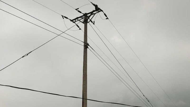 Cột điện 03, đường dây 35kV nhánh rẽ Khâm Trên, lộ 374E 20.40, nơi xảy ra tai nạn.