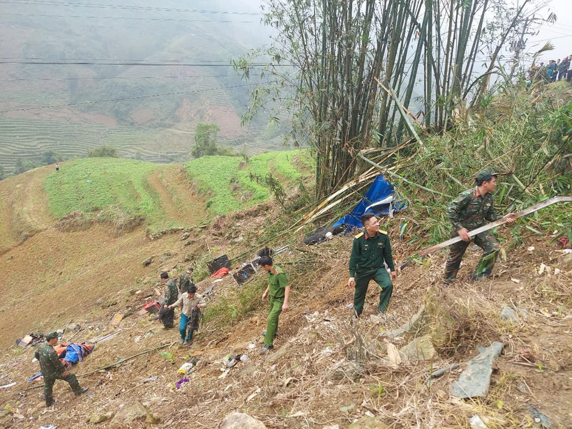 Các lực lượng chức năng đang tiến hành cứu nạn.