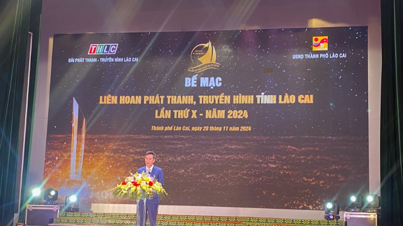 Đồng chí Lê Trường Giang, Giám đốc Đài Phát thanh-Truyền hình Lào Cai, Trưởng Ban Tổ chức liên hoan báo cáo và phát biểu ý kiến.