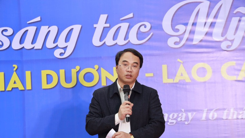 Đồng chí Nguyễn Thành Long, Phó Chủ tịch phụ trách Hội Văn học-Nghệ thuật Lào Cai phát biểu tại lễ khai mạc.