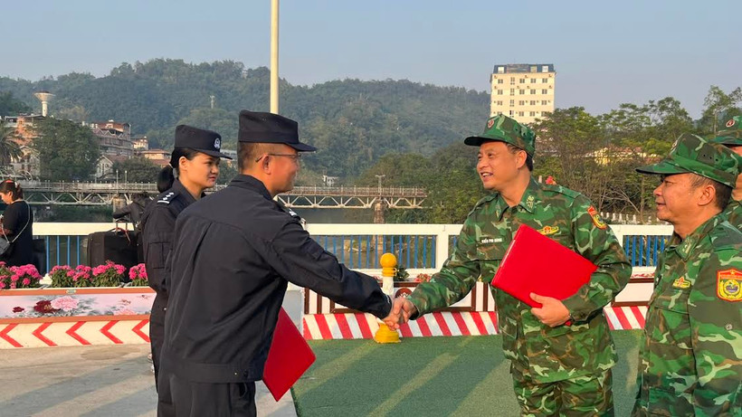 Chỉ huy trưởng của 2 bên ký kết biên bản kết thúc đợt tuần tra.