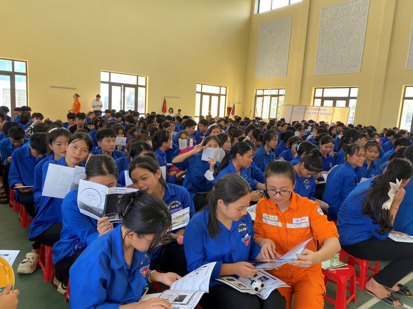 Nhân viên Điện lực huyện Bảo Yên (Lào Cai) tuyên truyền an toàn điện và tiết kiệm điện tại trường học.