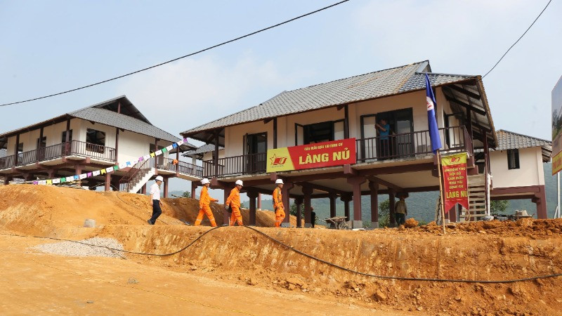 Chính thức đóng điện lưới quốc gia cho khu tái định cư Làng Nủ sáng 15/11.