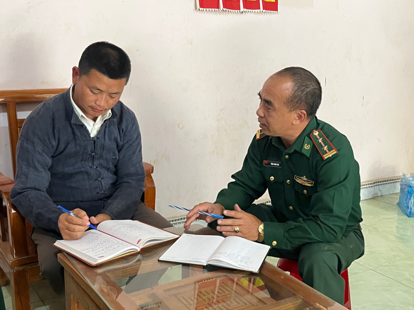 Cán bộ Đồn Biên phòng A Mú Sung tham gia sinh hoạt Đảng tại chi bộ thôn Lũng Pô, xã A Mú Sung.
