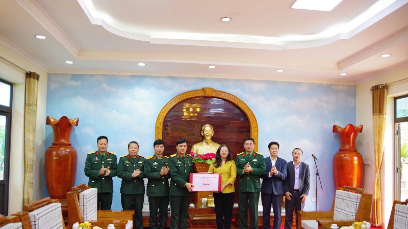 Đồng chí Giàng Thị Dung, Phó Chủ tịch Ủy ban nhân dân tỉnh Lào Cai tặng quà cho cán bộ, chiến sĩ Sư đoàn 316.