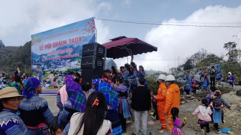 Công nhân Điện lực Mường Khương trực cấp điện cho lễ hội Gầu Tào.